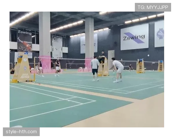 郑思维还在羽毛球馆苦练，五分钟后就拎着大牌出来当C位——这生活差距让我笑出声